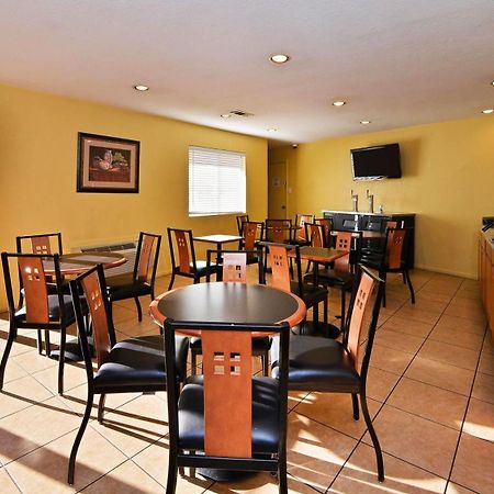 Xecutive Inn And Suites Center Bagian luar foto